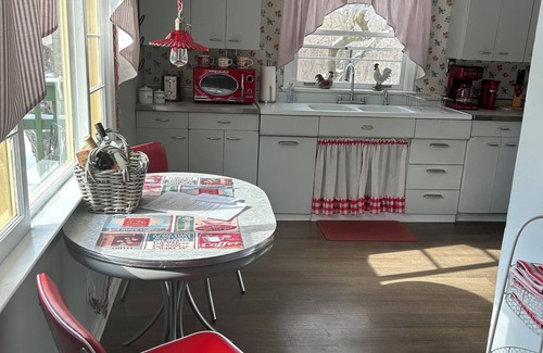 Olivet Apartment | Lovely Vintage B&B Charm! Close to Marshall, Charlotte & 5 min from I-69