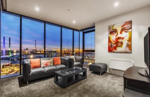Docklands Apartment | Lovely waterfront condo with swimming pool and gym in the heart of Docklands