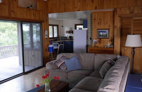 Henderson Cottage | Lovely waterfront home on Lake Ontario