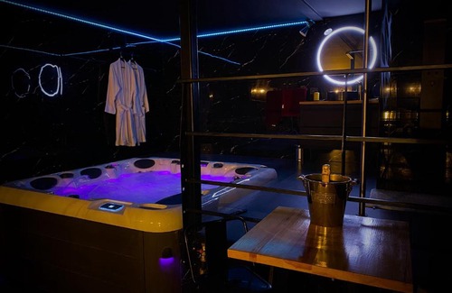 Chazey-sur-Ain Hotel | Loveroom avec jacuzzi 01