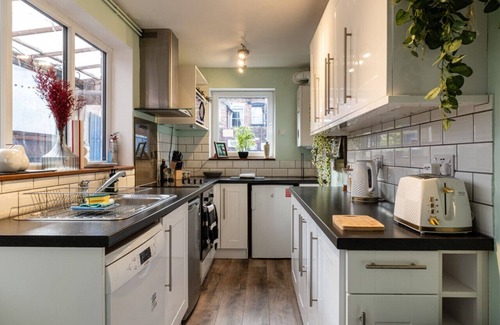 Pontrilas House | Lowell Street - Cosy 2 Bedroom Home in Worcester