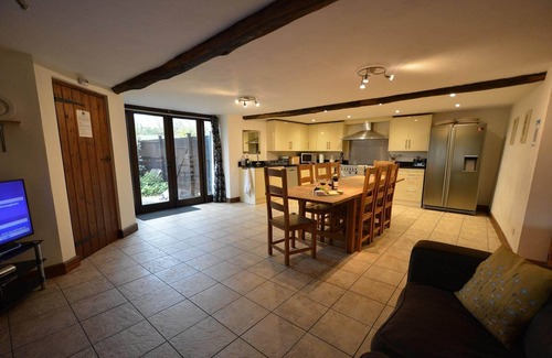 Honiton House | Lower Curscombe Barn - Beautiful 400-year-old threshing barn. Pet-friendly.