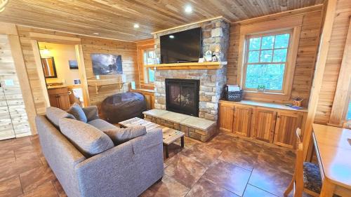 Plattsburgh Apartment | Loza house adirondack screened-in porch unit lake front
