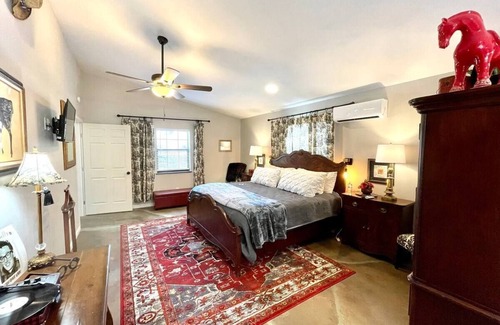 Valley View Bed & Breakfast | Lubbock Room in Red Oak Lodge @ Towering Oaks b&b