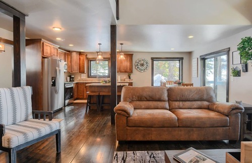Lead Cabin | Lucky 7 Lodge – Spacious 4-Bedroom Cabin with Double Decks, Hot Tub & Mountain Views