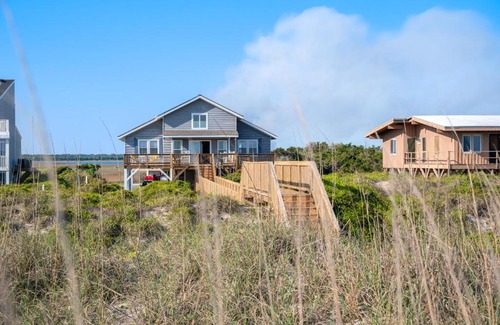 Caswell Beach House | Lukes Hideaway by Oak Island Accommodations