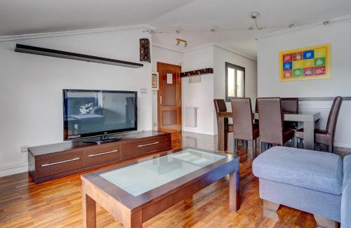 Irun Apartment | Luminoso ático con terraza, Irún, Parking, 4Pax