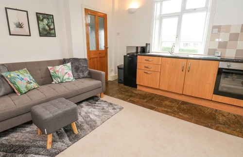Honley Cottage | LUNA COTTAGE, pet friendly, with a garden in Holmfirth