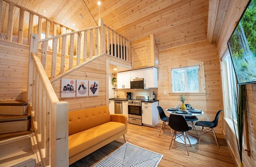 Revelstoke Cabin | Luna Lodge - Alpha Mountain Lodging + Sauna