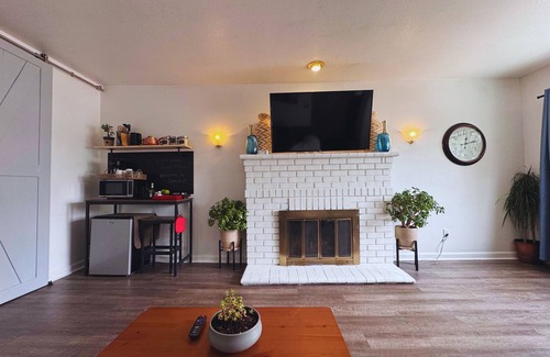Castro Valley House | Luna's Hosted Retreat - Private Family & Pet Friendly 2BR Suite