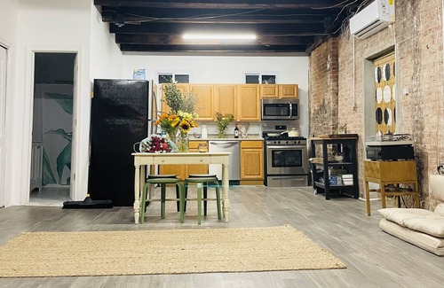 Gowanus Apartment | Lunita Loft: Sun-filled loft in industrial Gowanus
