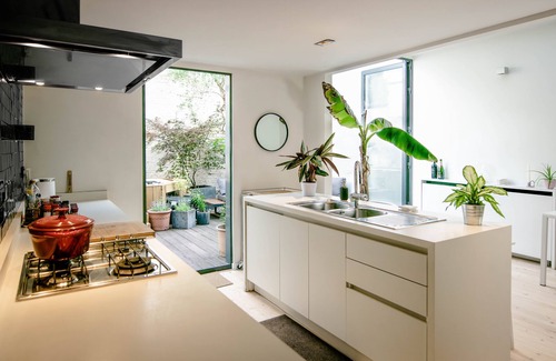 Brederode House | Lush home for 6 pp. with Jacuzzi and BBQ in garden
