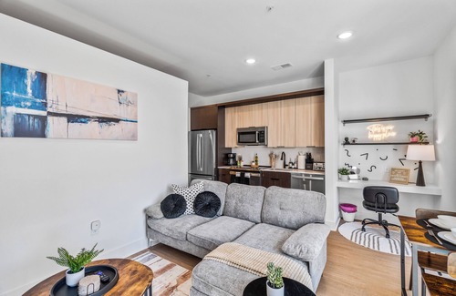 Pendleton Apartment | LUX - 1 Bed Suite With Free On-Site Parking, Pool, Gym, Exclusive Club Room
