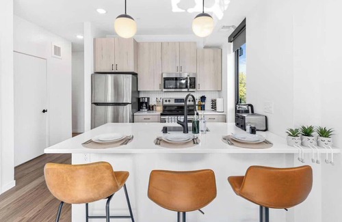St. Anthony West Apartment | Lux 2BD Gym, Rooftop, Street Parking by DT, UMN