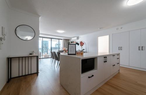 Brisbane Central Business District Apartment | Lux 39th floor 3br 2bath, River view, Pool, Gym, Wifi
