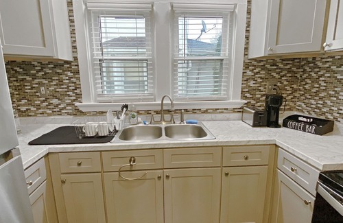 Rochester House | Lux 3BR, King Bed, Parking, Near UofR & Airport
