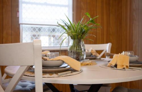 East Brisbane House | Lux 4B Queenslander by The Gabba