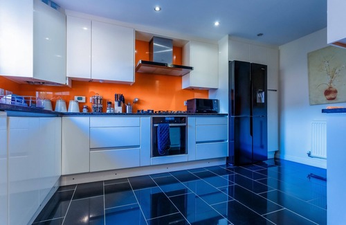 Milton Keynes House | Lux 5 bedroom Ulverston House with free parking