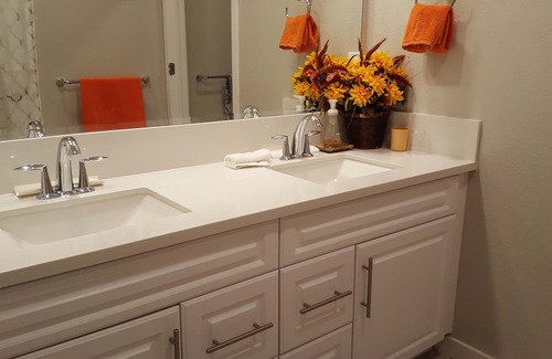 Berryessa Condo | Lux Bedroom in North San Jose 北聖何西單獨浴室的寬敞整洁大臥室
