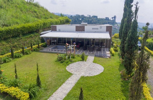 La Estrella Villa | Lux Colombia Adventure W/Driver