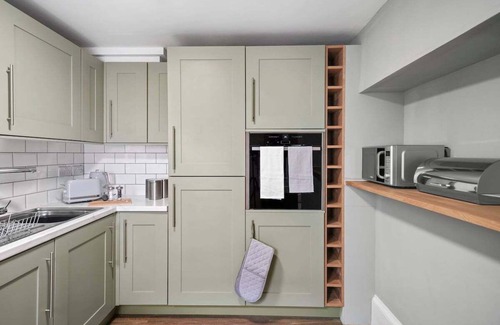 Wakefield Apartment | Lux Georgian House in Yorkshire - Parking - Garden
