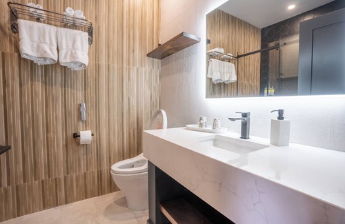 Harwich Hotel | Lux Hotel in Blenheim