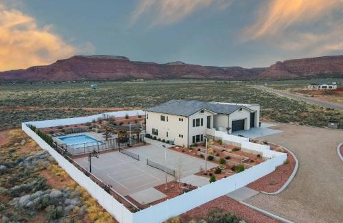 Kanab House | Lux Kanab Home with Pool Hot Tub Pickleball Courts