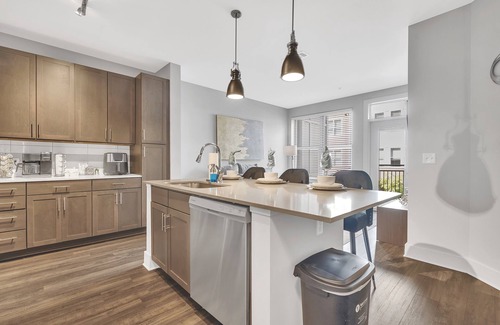 Villa Heights Apartment | LUX KING+QUEEN beds*NoDa/Uptown*walk to dine & ent