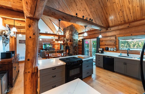 Catchacoma Cabin | Lux Log Home | LAKE | DOCK | SAUNA | PET | HAMMOCK