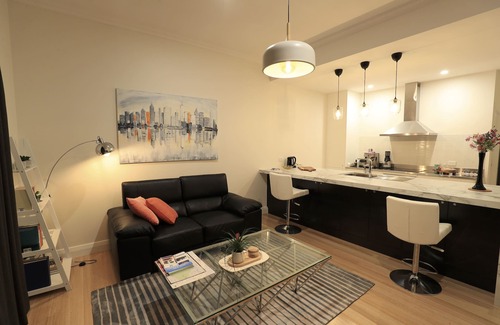 Strathalbyn Cottage | Lux Modern Minimalist Getaway, King, Open Fire, River Access/Views in Township.