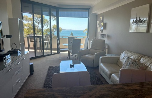 Rockingham Apartment | Lux on the 4th floor with ocean views