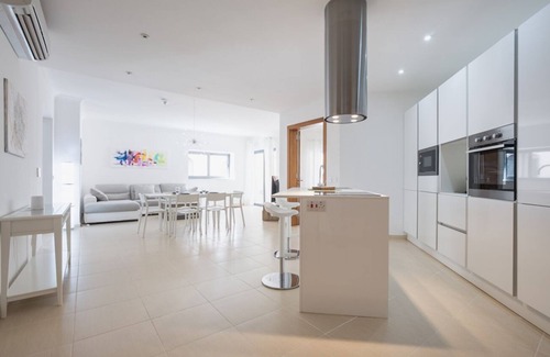Għadira Apartment | Lux Seaview Pool-Hosted by Sweetstay
