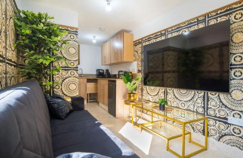 Leyton Apartment | Lux Versace Pad Sleeps 10 Hot Tub, Cinema & Games Room