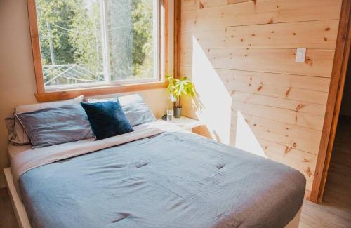 L'lle-du-Grand-Calumet Ski Chalet | Lux waterfront all inclusive on Ottawa River