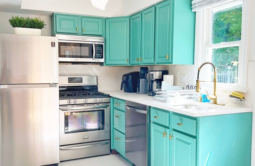 Vernon Cottage | Luxe 10 guest Cottage Ski/Golf/Fire pit/Lakes/Hike