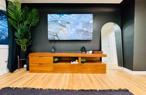 Troy House | Luxe 2,300sqf+finished basement, 2 90" TVs, Peloton bk, pool tbl, modern & open