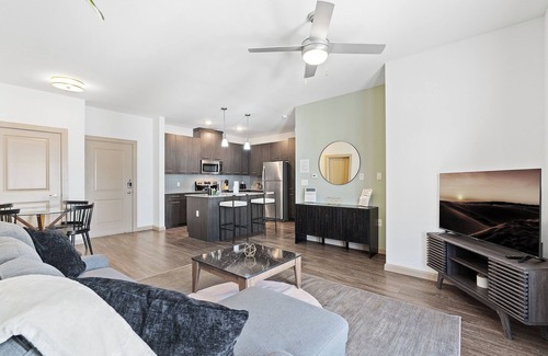 Leander Apartment | Luxe 3B Getaway | Sleeps 8 | Pool, Gym, Garage