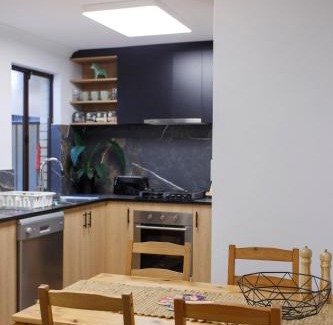 Marangaroo Villa | Luxe 3BR Villa with Kitchen & Laundry