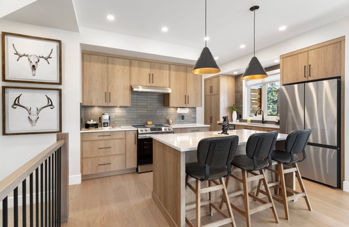 Teepee Town Apartment | Luxe 4BR Retreat + Hot Tub & Scenic Mountain Views