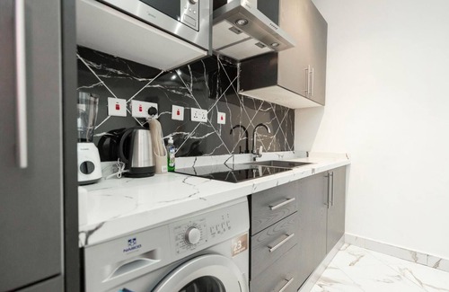 East Legon Apartment | Luxe Apartment with Rooftop Pool & Gym near the Airport.