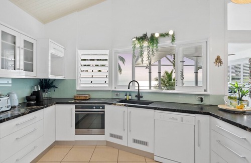 Holloways Beach House | Luxe Beachfront Escape – Steps from Holloways Beach