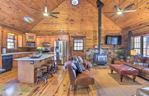 Pearcy Cabin | Luxe Cabin w/Hot Tub on 5 Acres in Pearcy!
