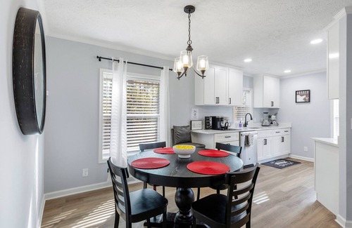 Ettrick House | Luxe Cottage - South ChesterfieldnStylishly renovated, w/large master suite nnn