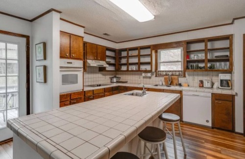 Harbison House | Luxe Cozy Retreat w/King bed, Near Parks and USC