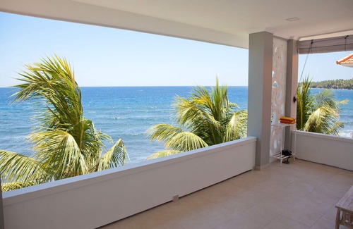Bondalem Apartment | Luxe Double Room with sea-view bathtub on veranda