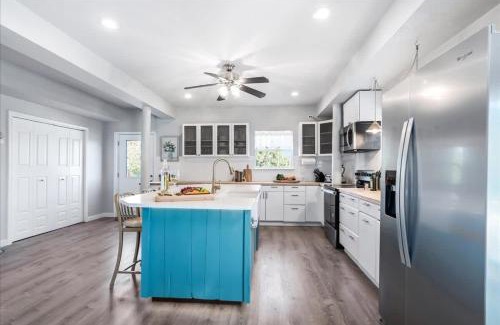 Manor House | Luxe Farmhouse ~ Hot Tub + Pool ~ Great4Gatherings