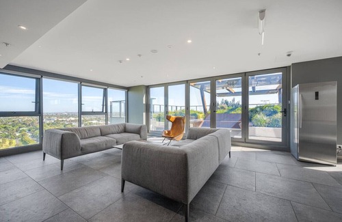 Flemington Apartment | Luxe Flemington Cityscape views Pool Gym Parking