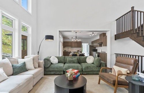 Dwight House | Luxe Forest Retreat| HotTub| Sauna| PoolTable|View