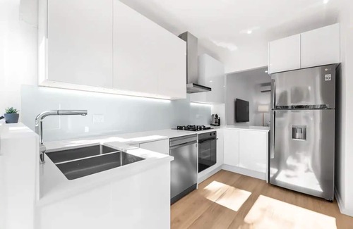 Glenelg House | Luxe Glenelg No.1 | Beach, Backyard, Jetty Rd, Carport, BBQ, WiFi & Airport