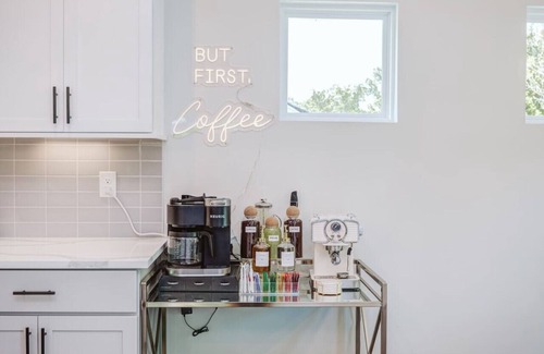 Durham House | Luxe Home 4 Mins to Duke, DPAC, Downtown Durham | King Beds, Pool, Fire Pit, BBQ, Pet OK
